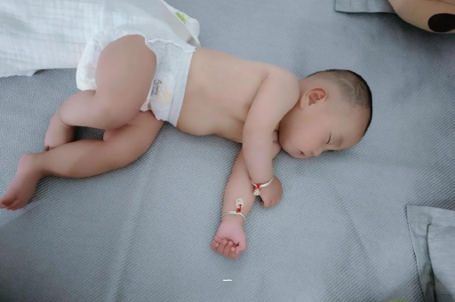 东方宝宝胳膊上起红疙瘩